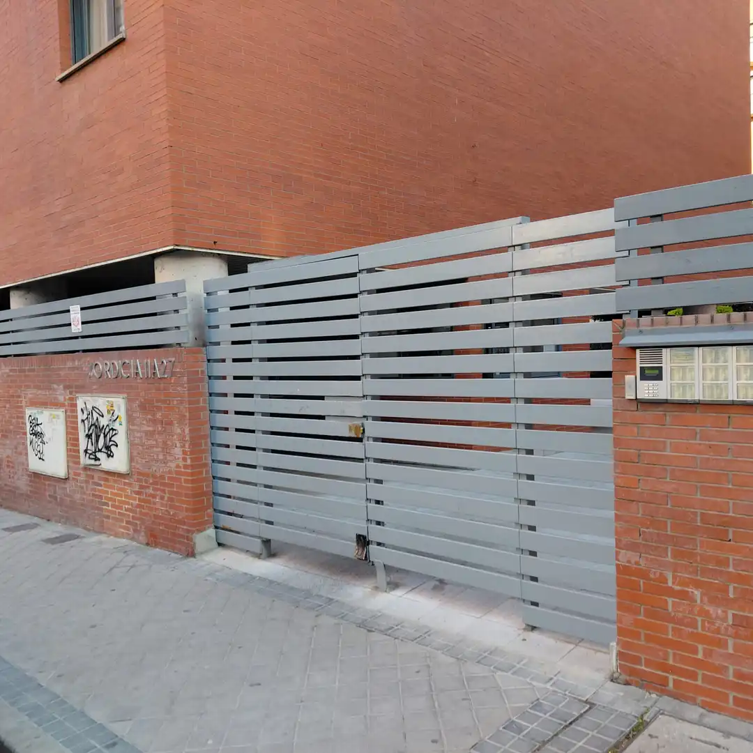 Vista exterior de Planta baja en venta en Madrid con Aire acondicionado, Calefacción y Jardín privado
