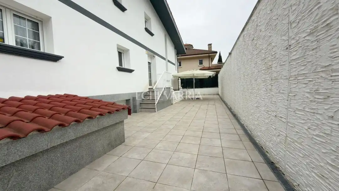 Vista exterior de Casa o chalet en venta en Castro-Urdiales con Calefacción, Jardín privado y Terraza