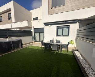 Terrassa de Casa adosada de lloguer en Dos Hermanas amb Aire condicionat, Terrassa i Piscina