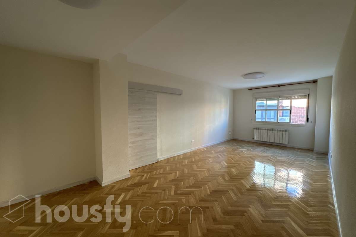 Living room of Flat to rent in Leganés  with Heating, Parquet flooring and Storage room