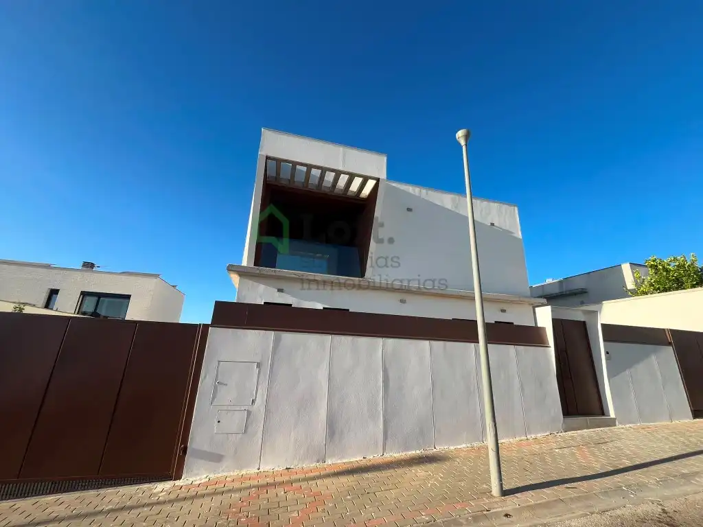 Vista exterior de Casa o xalet en venda en Badajoz amb Terrassa, Piscina i Domòtica