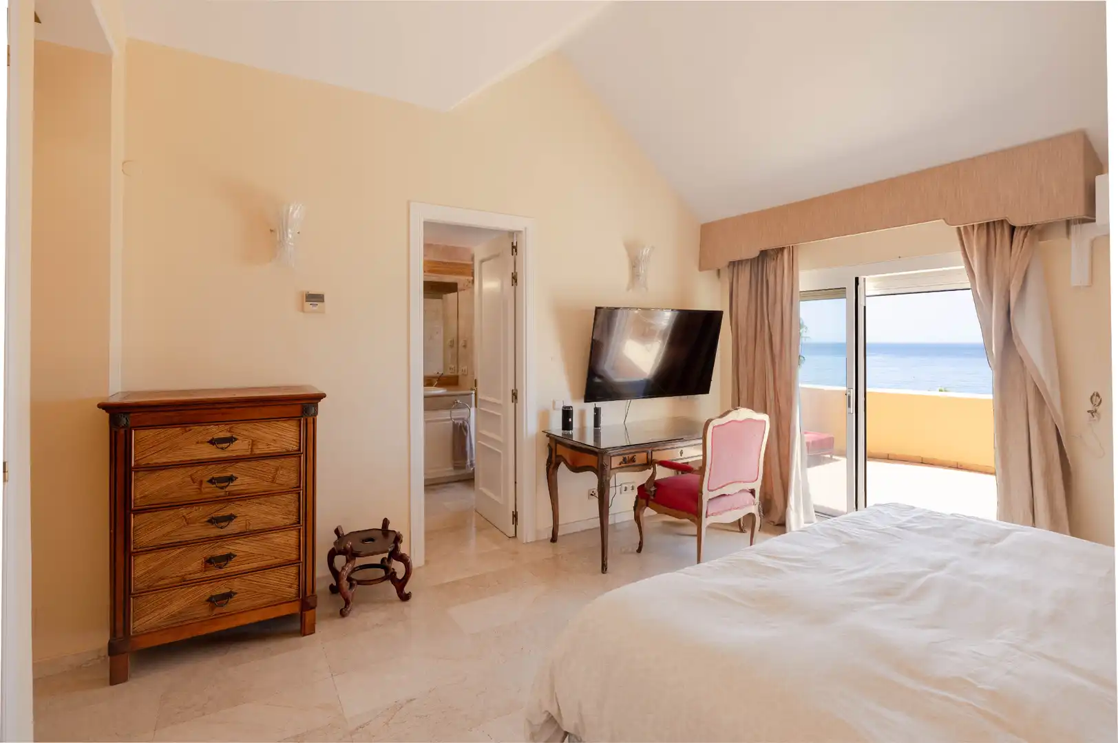 Schlafzimmer von Dachboden zum Verkauf in Marbella mit Klimaanlage, Heizung und Terrasse