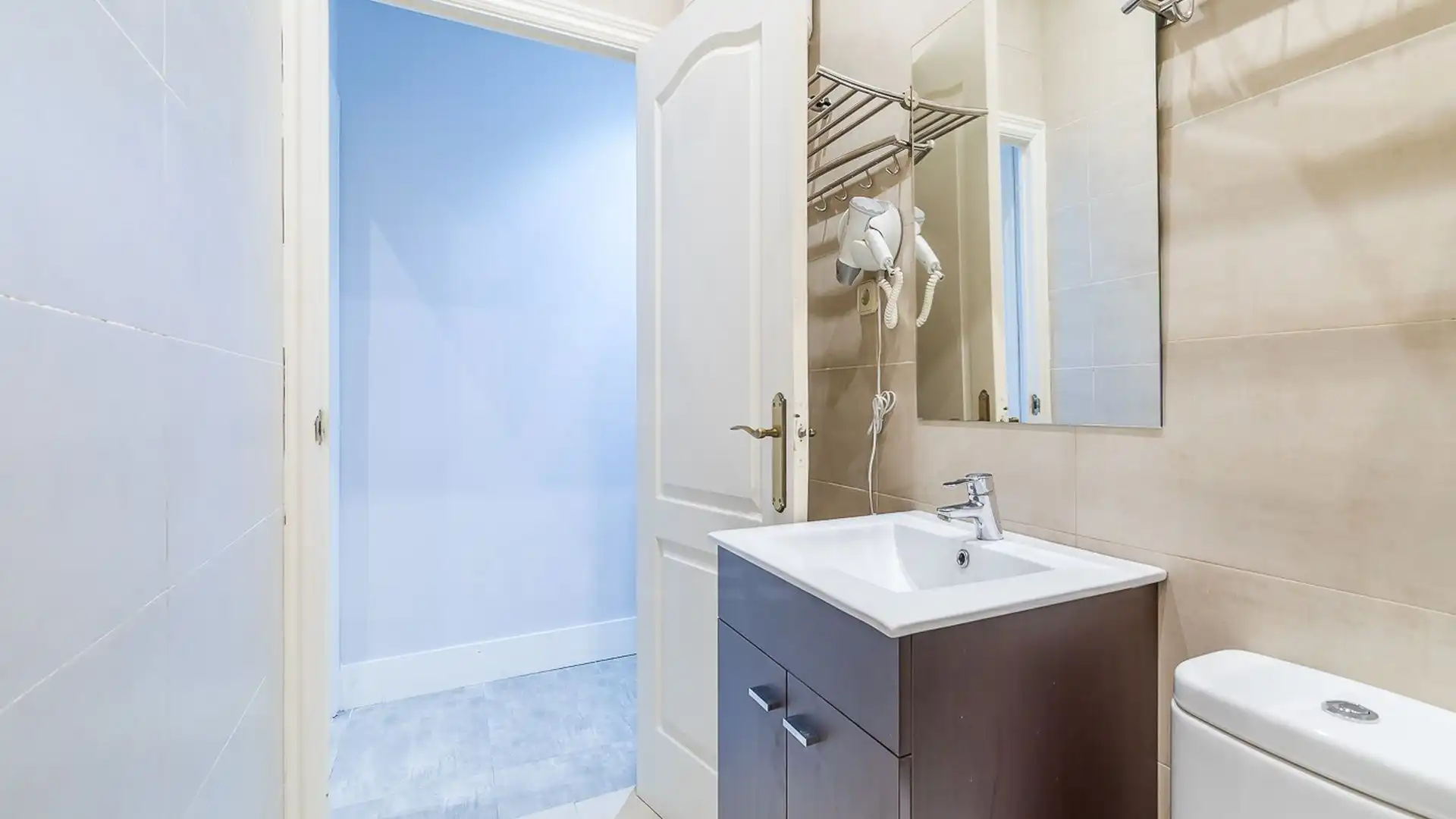 Bathroom of Flat for rent in Madrid
