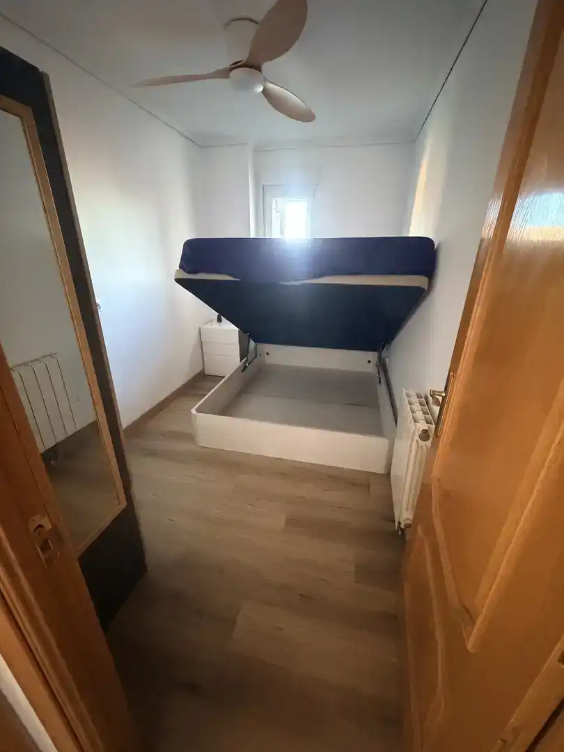 Bedroom of Flat for share in Madrid  with Parquet flooring and Furnished