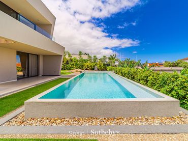 Casa amb piscina en venda a Calle de los Tulipanes