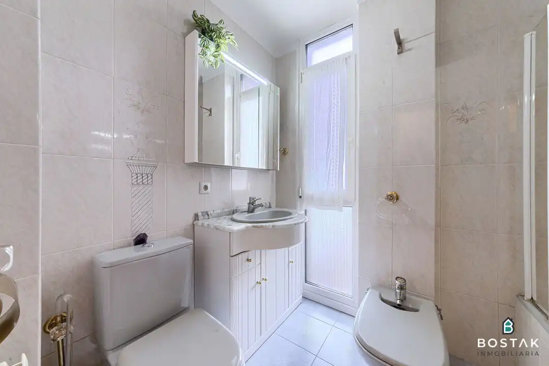 Baño de Piso en venta en Bilbao  con Calefacción, Trastero y Amueblado