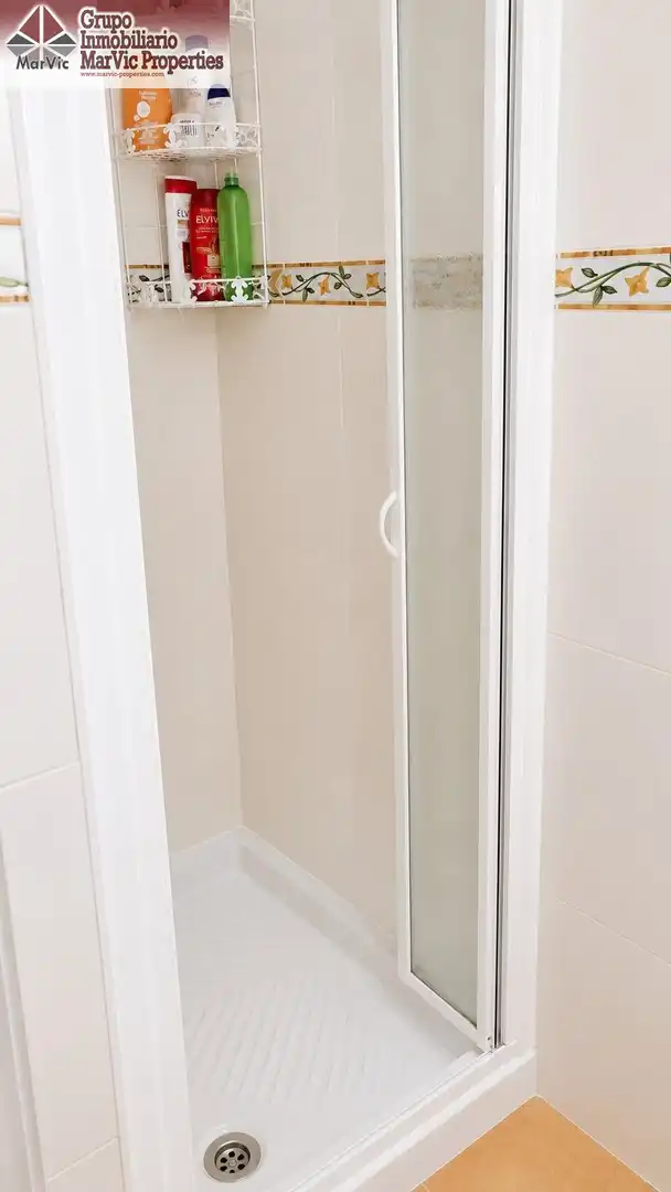 Bathroom of Flat for sale in Benidorm  with Furnished and Community pool