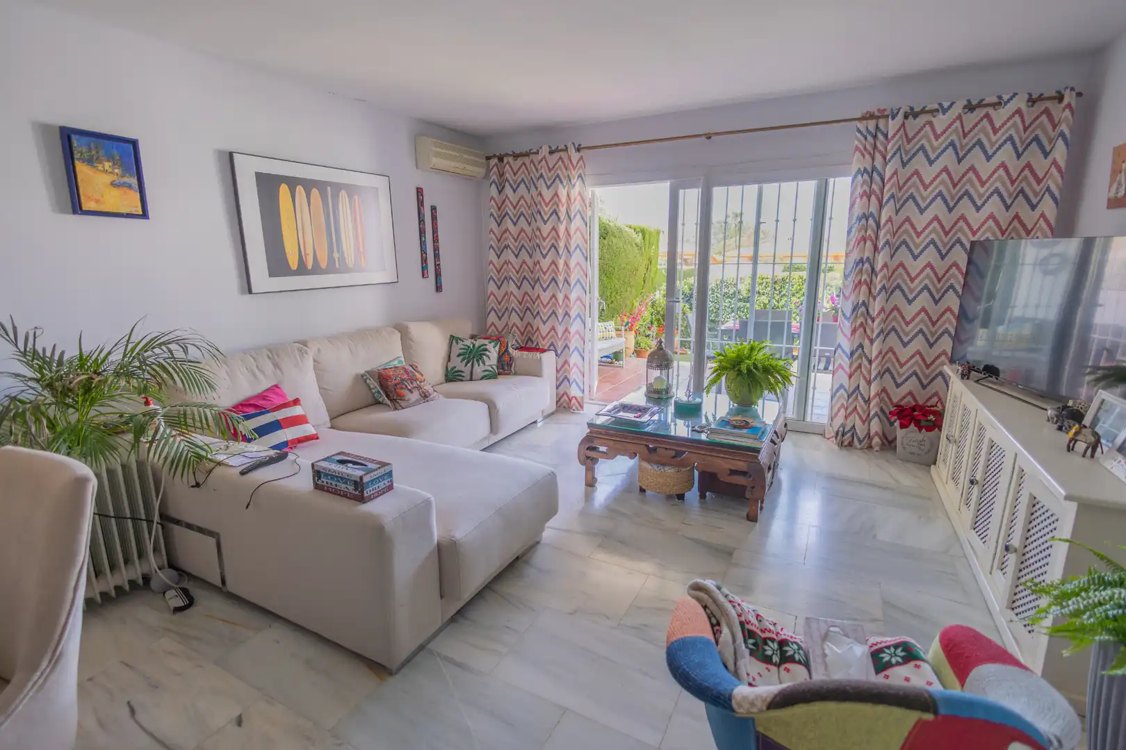 Sala de estar de Casa adosada en venta en Estepona con Aire acondicionado, Jardín privado y Terraza