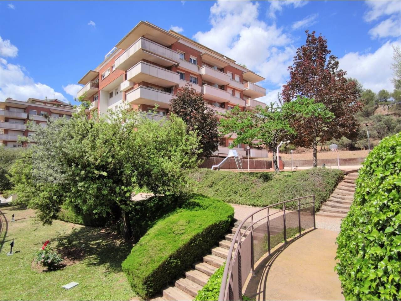 Vista exterior de Pis en venda en Manresa amb Aire condicionat, Calefacció i Jardí privat