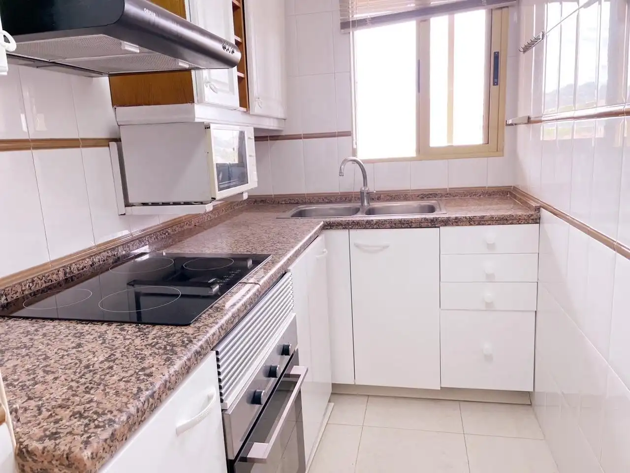 Cocina de Apartamento de alquiler en Benicasim / Benicàssim con Jardín privado, Terraza y Amueblado