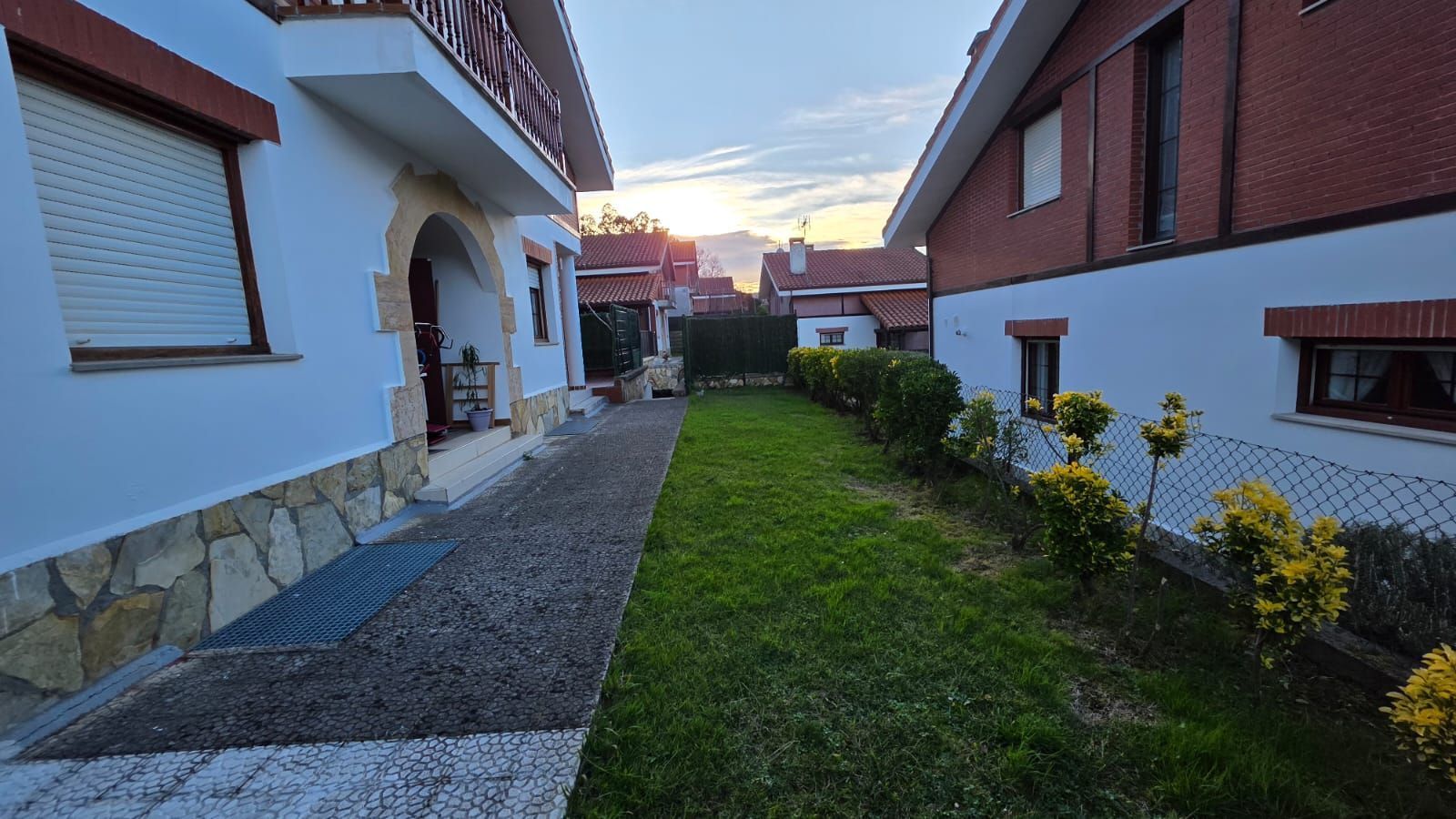 Jardí de Casa o xalet en venda en Castro-Urdiales amb Calefacció, Jardí privat i Terrassa