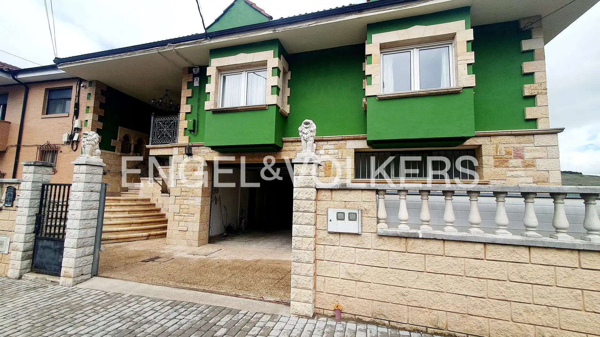 Vista exterior de Casa adosada en venta en Aguilar de Campoo con Calefacción, Jardín privado y Parquet