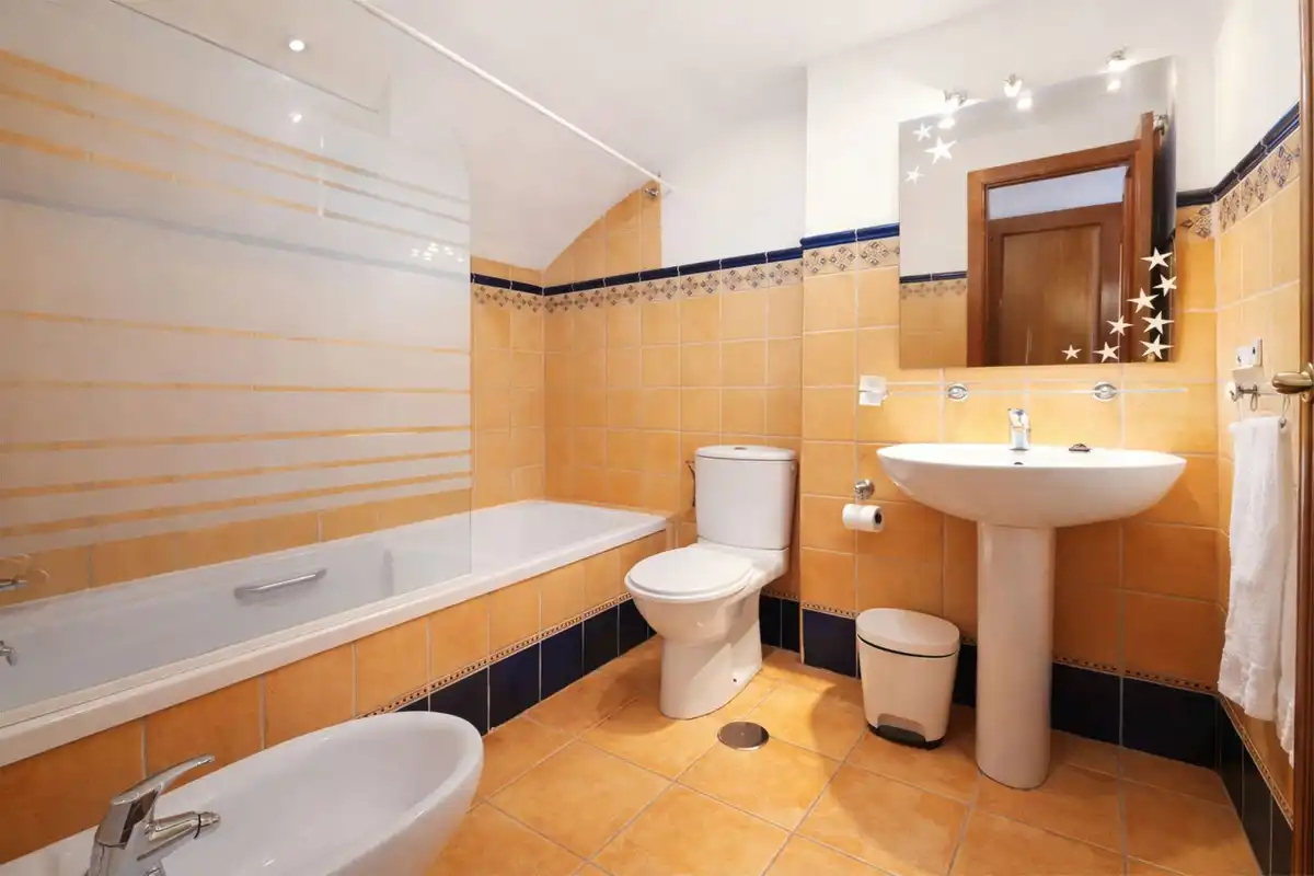 Baño de Dúplex en venta en Mijas con Terraza y Piscina comunitaria