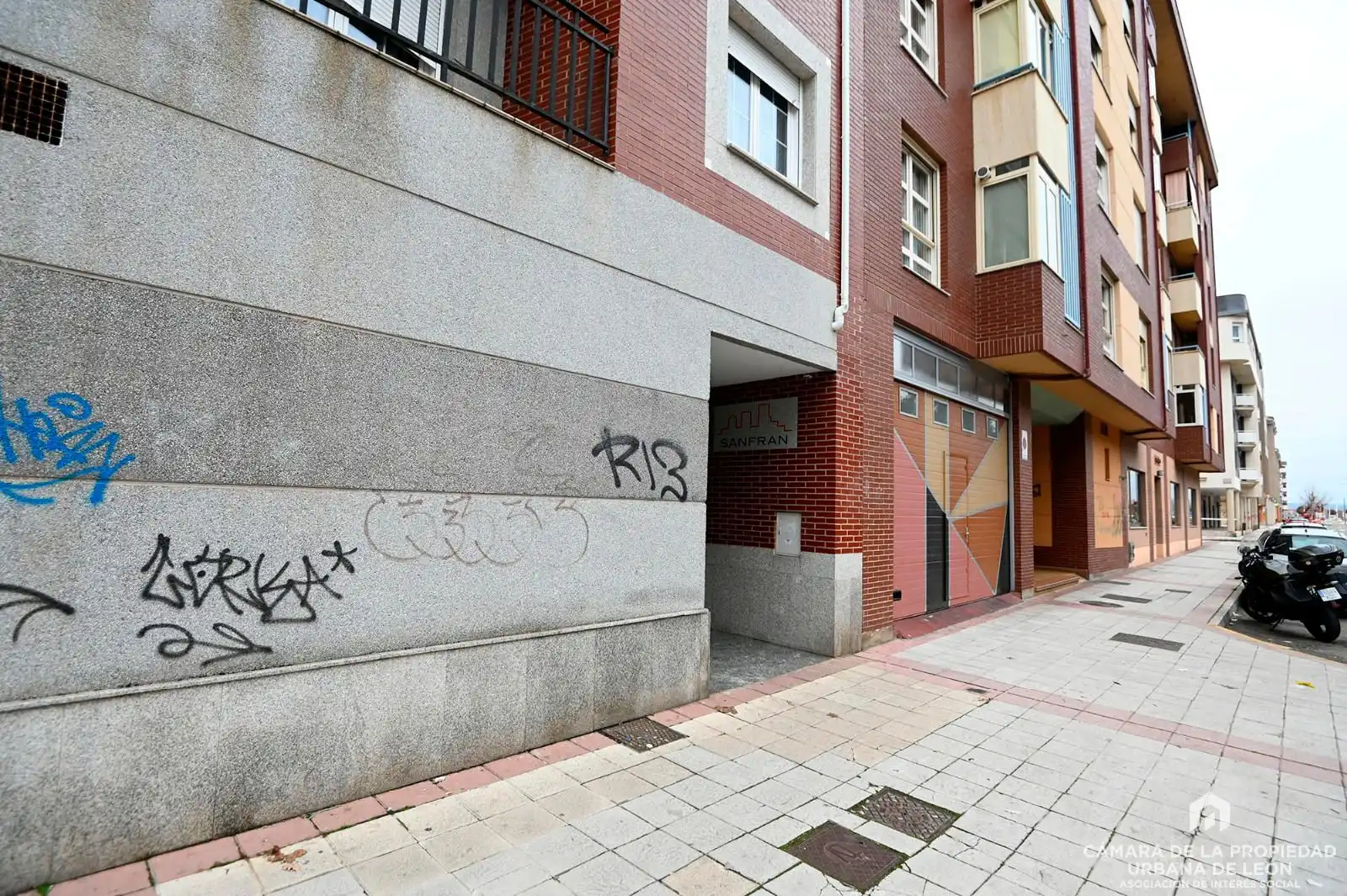 Vista exterior de Piso en venta en León Capital  con Calefacción, Terraza y Trastero