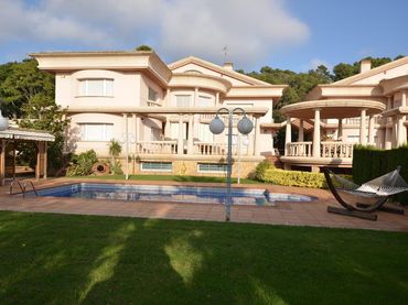Casa amb piscina en venda a Santa Susanna