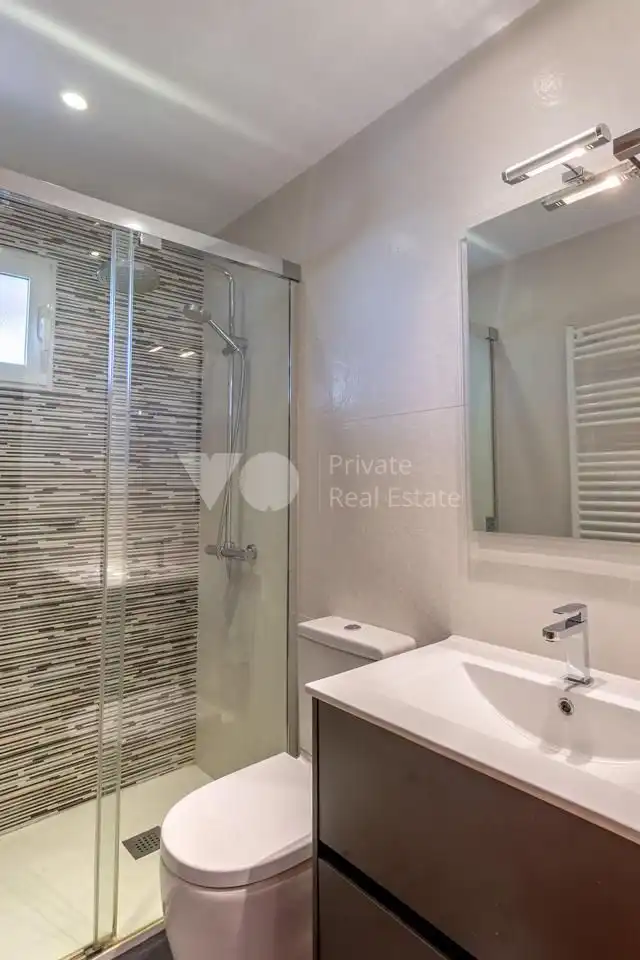 Baño de Casa adosada en venta en Madrid con Aire acondicionado, Calefacción y Jardín privado