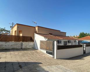 Exterior view of House or chalet to rent in Navas del Rey  with Air Conditioner