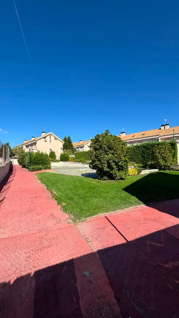 Vista exterior de Casa adosada en venta en Seseña con Calefacción, Jardín privado y Terraza