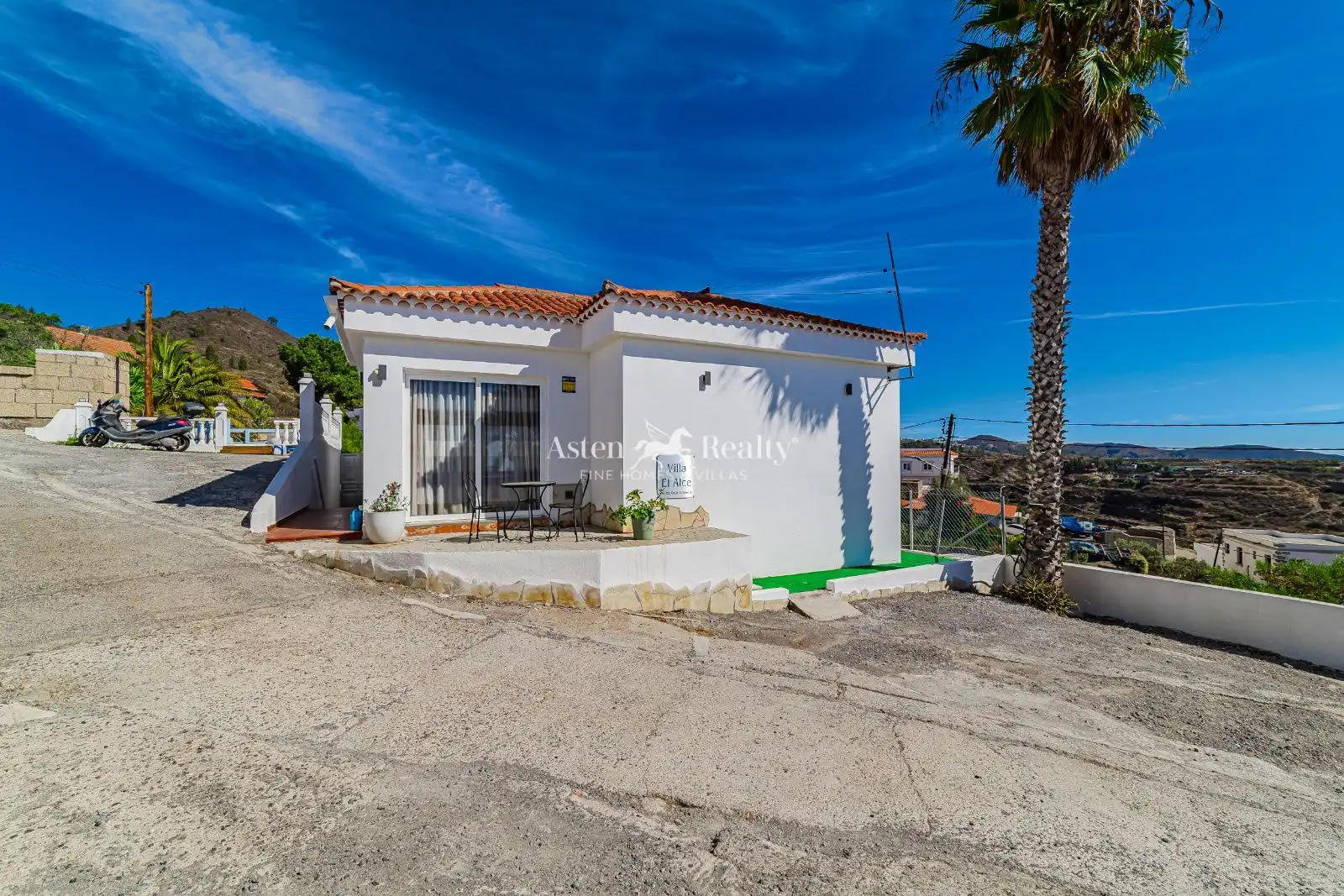 Vista exterior de Casa o xalet en venda en San Miguel de Abona amb Calefacció, Terrassa i Traster