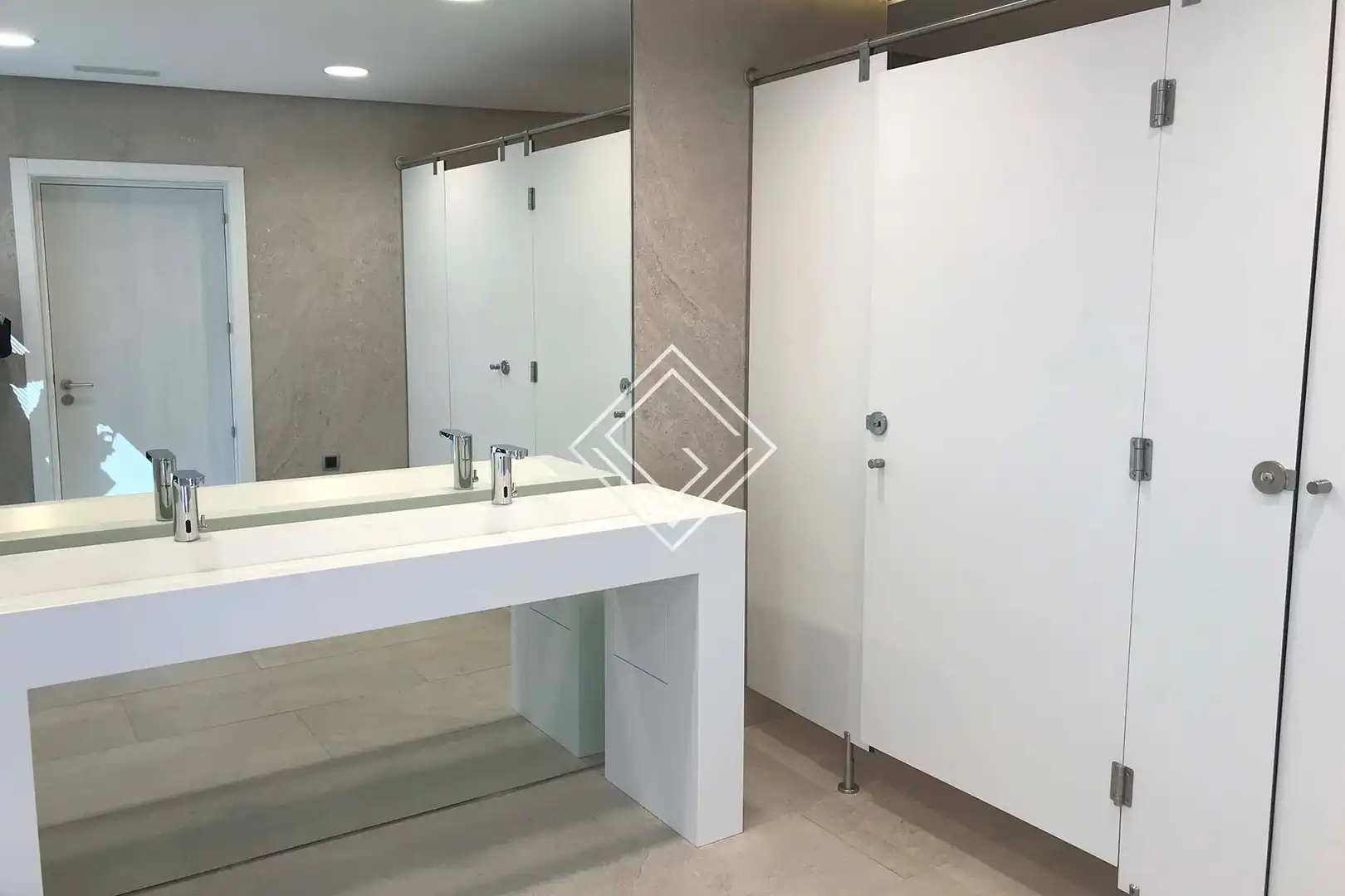 Bathroom of Office for rent in Madrid  with Air Conditioner and Heating