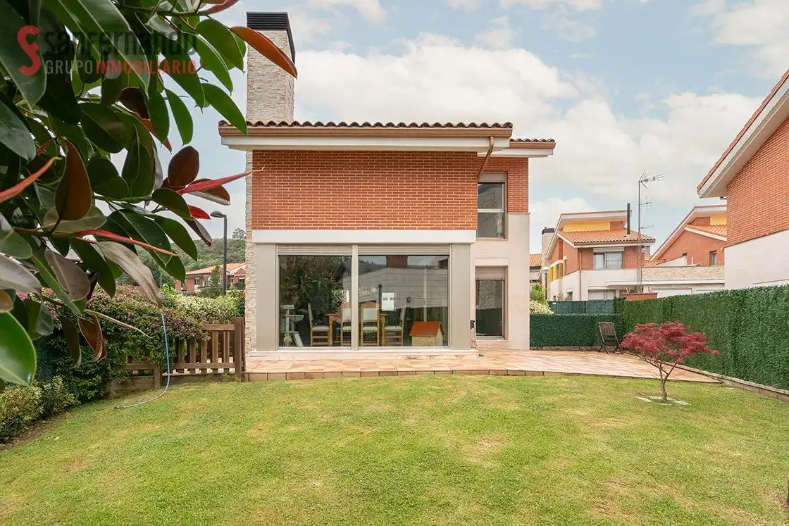 Vista exterior de Casa o xalet en venda en Piélagos amb Calefacció, Jardí privat i Traster
