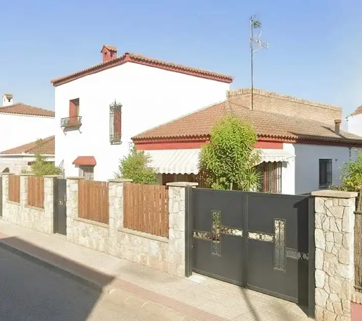Vista exterior de Casa o xalet en venda en Dos Hermanas amb Jardí privat i Alarma