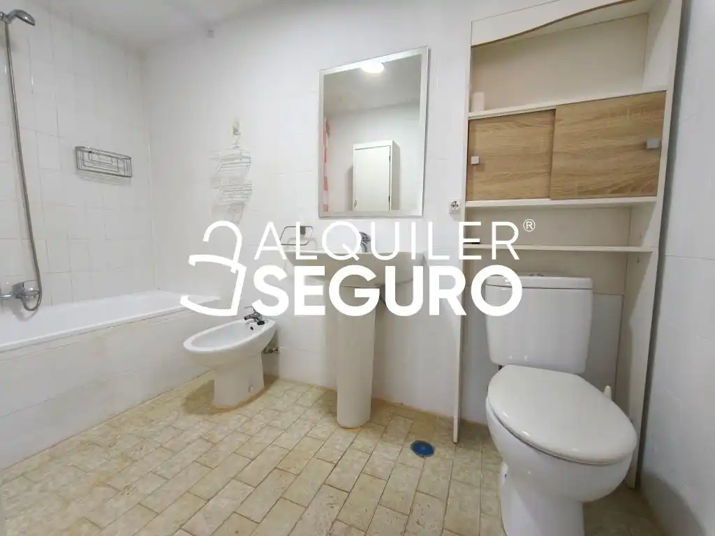 Baño de Ático de alquiler en El Campello con Terraza y Amueblado