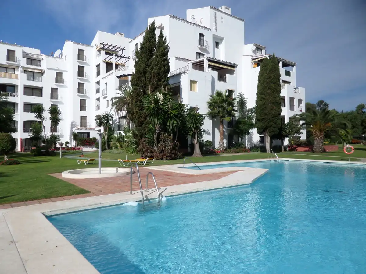 Rez-de-chaussée avec piscine à louer à Nueva Andalucía