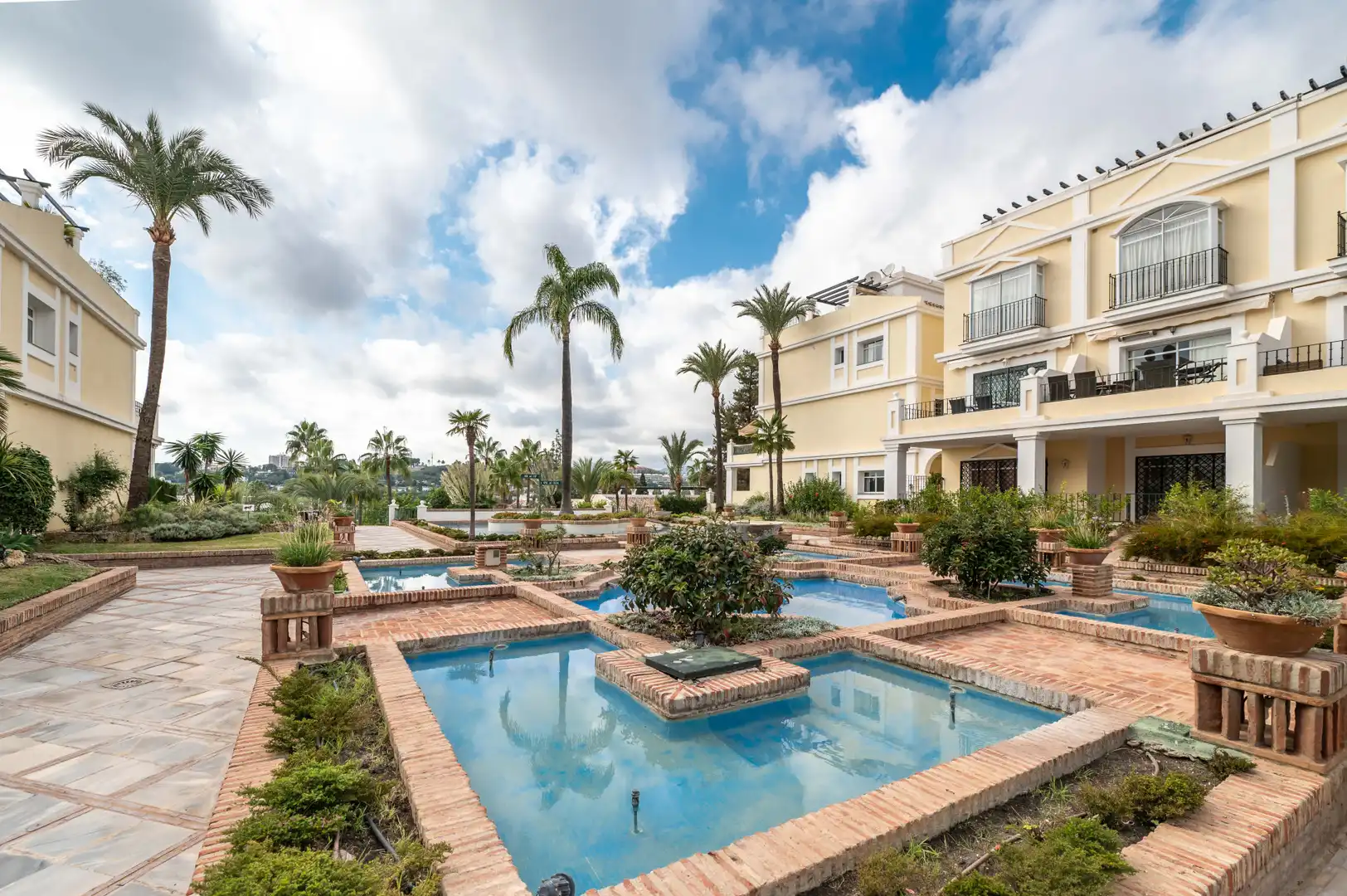 Vista exterior de Dúplex en venda en Marbella amb Aire condicionat, Terrassa i Traster
