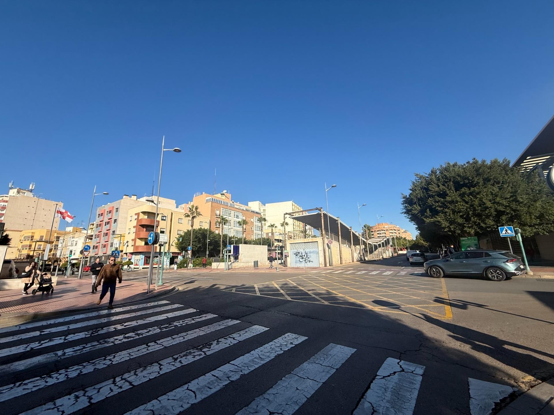 Vista exterior de Estudi de lloguer en  Almería Capital amb Aire condicionat i Balcó