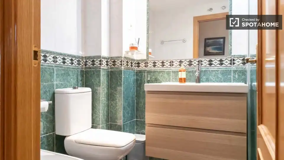 Bathroom of Flat for rent in Madrid  with Air Conditioner, Heating and Furnished