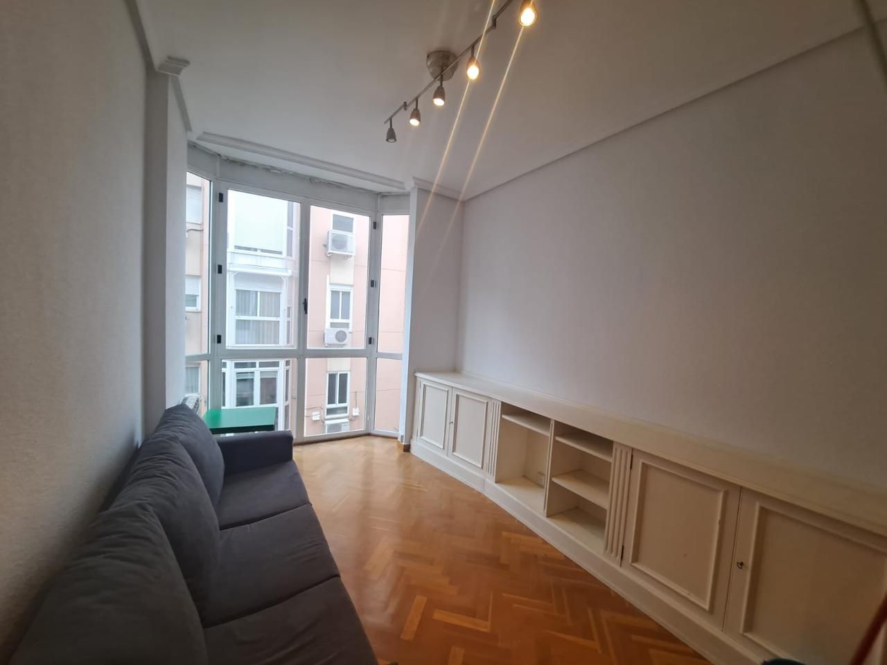 Living room of Flat to rent in  Madrid Capital  with Heating, Parquet flooring and Furnished