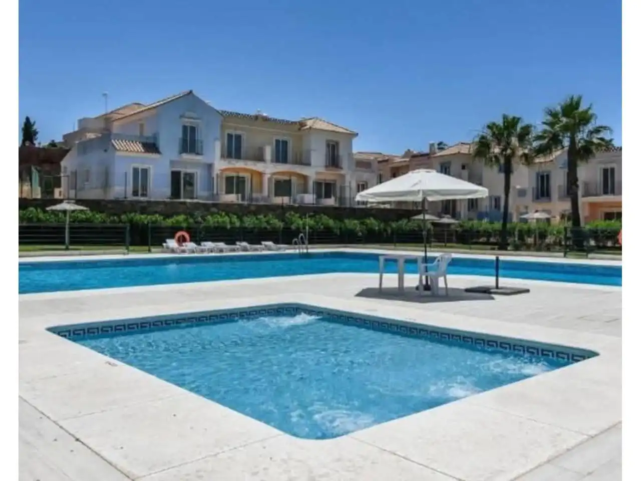 Piscina de Casa adosada en venda en Ayamonte amb Aire condicionat, Terrassa i Moblat