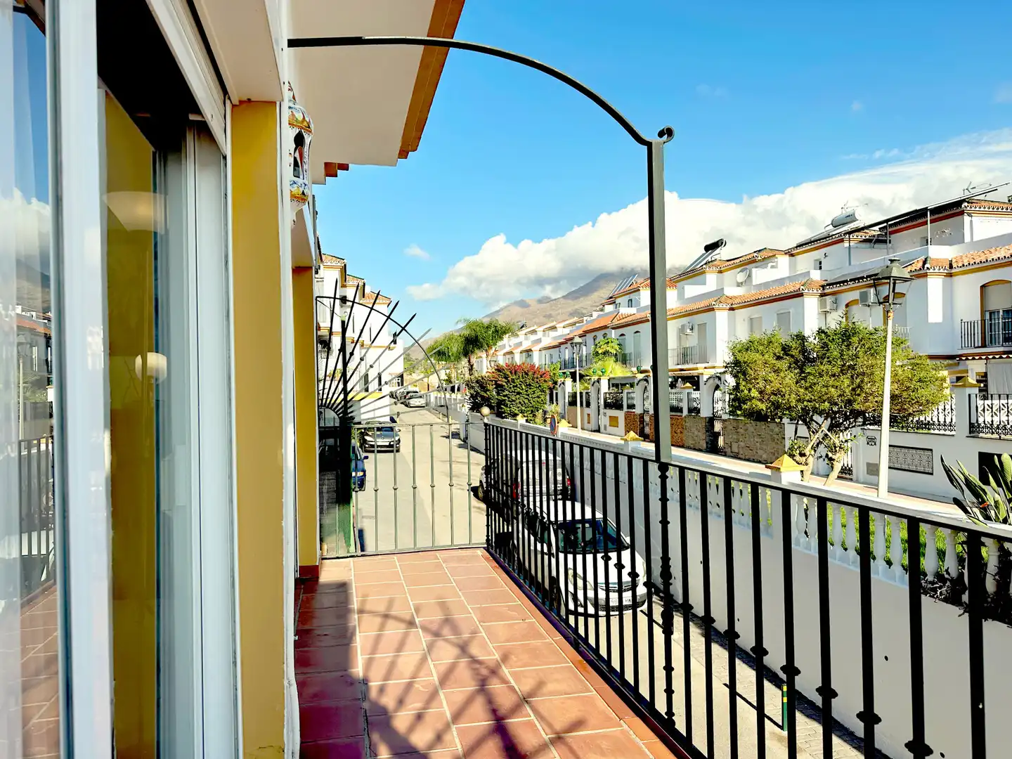 Vista exterior de Casa adosada en venda en Estepona amb Aire condicionat, Terrassa i Traster