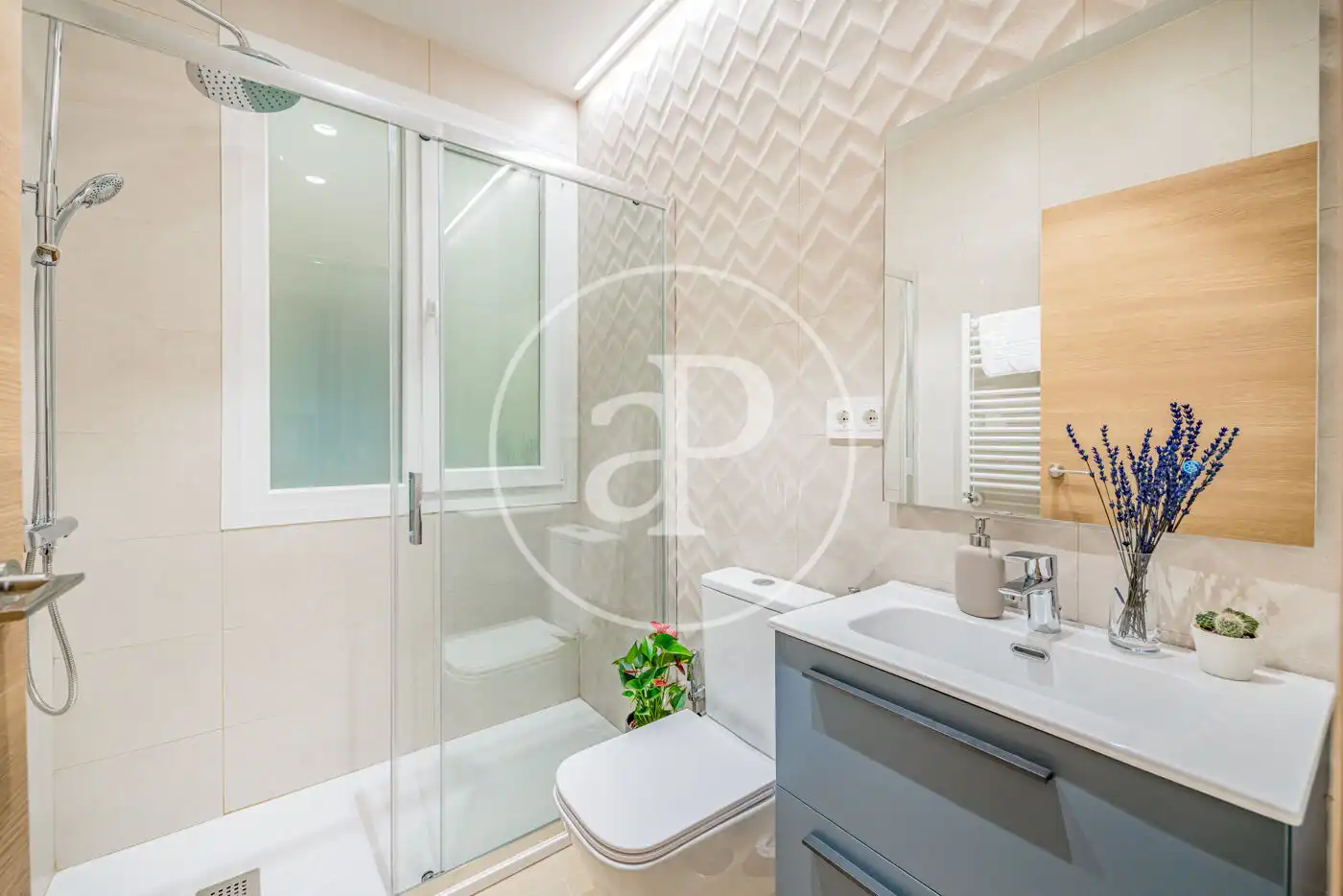 Bathroom of Flat for sale in Madrid  with Air Conditioner, Heating and Furnished