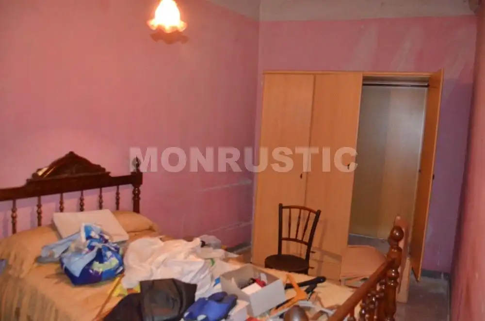 Schlafzimmer von Country house zum Verkauf in El Vilosell mit Abstellraum und Balkon