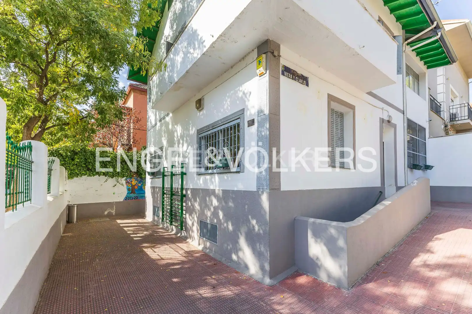 Vista exterior de Casa o xalet en venda en Madrid amb Calefacció, Jardí privat i Balcó