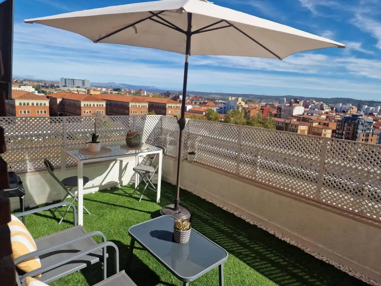 Terrasse von Dachboden zum Verkauf in León Capital  mit Heizung, Parkett und Terrasse