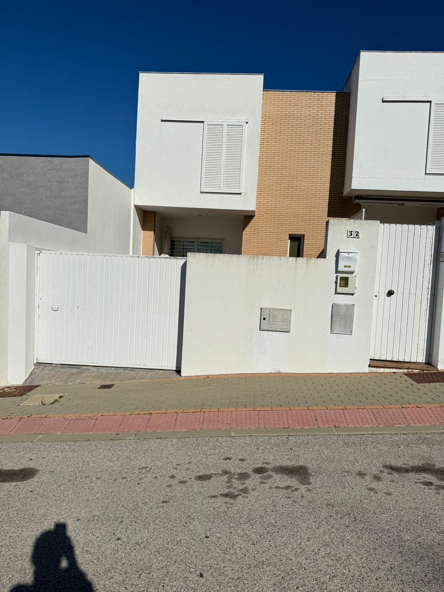 Vista exterior de Casa adosada en venda en Medina Sidonia amb Aire condicionat i Terrassa
