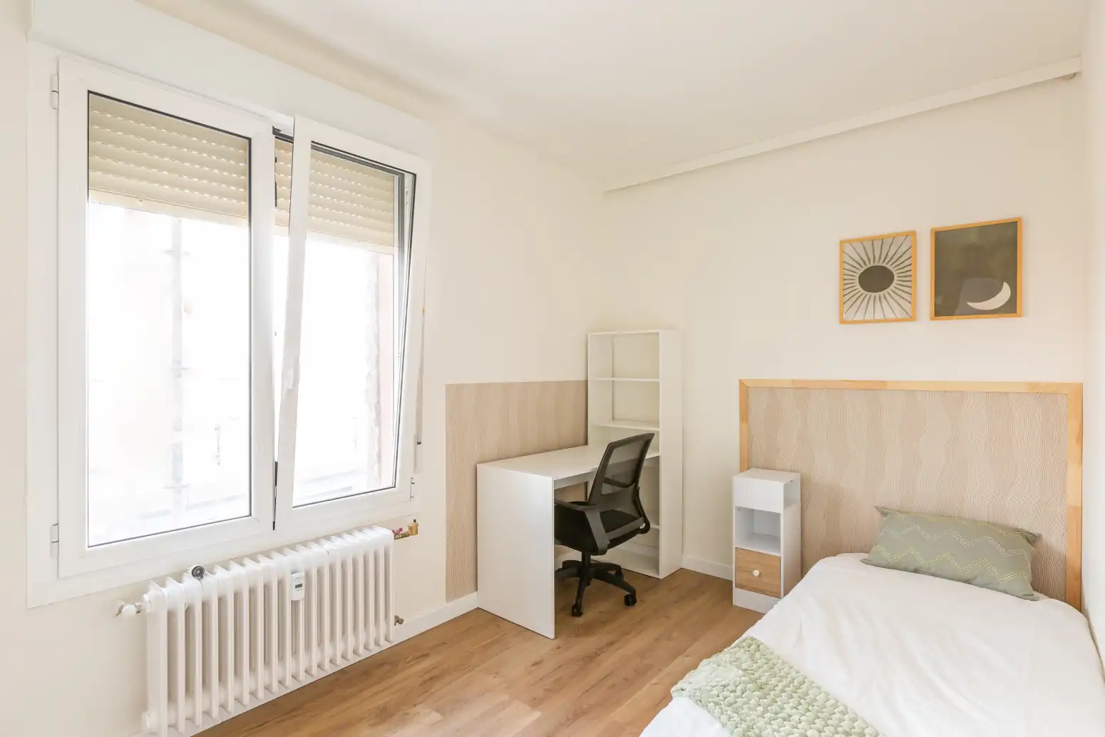 Schlafzimmer von Dachboden zur Miete in  Pamplona / Iruña mit Möbliert