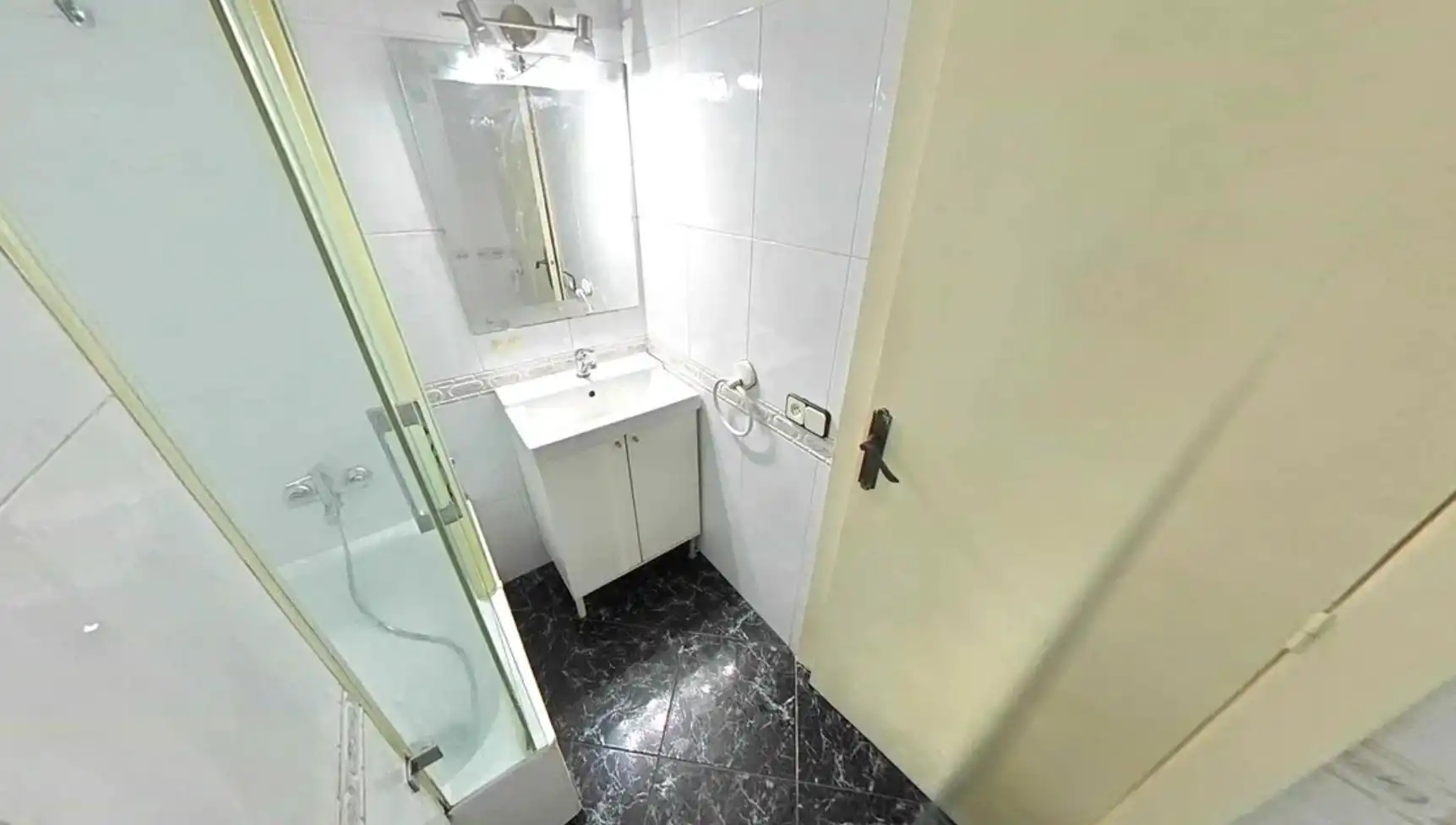 Bathroom of Flat for sale in Badalona