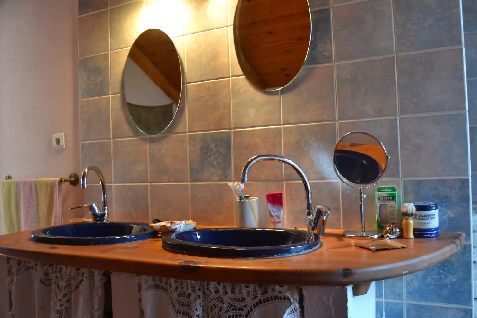 Badezimmer von Haus oder Chalet zum Verkauf in Aisa mit Heizung und Privatgarten