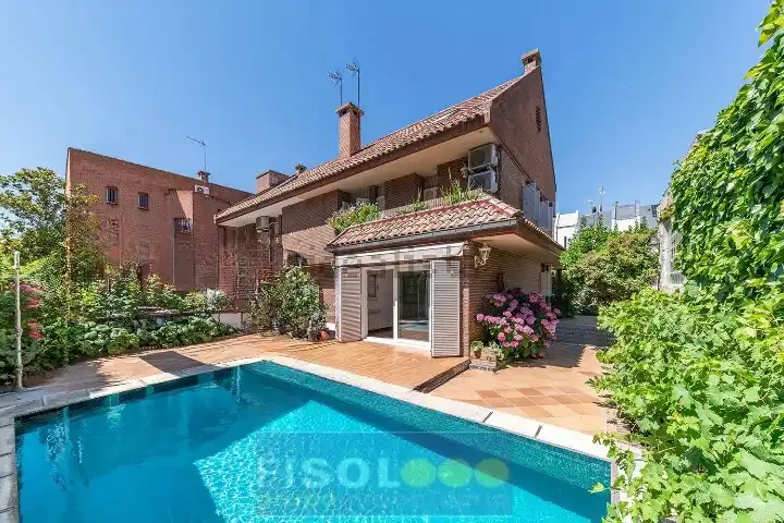 Außenansicht von Einfamilien-Reihenhaus zum Verkauf in Pozuelo de Alarcón mit Klimaanlage, Heizung und Privatgarten
