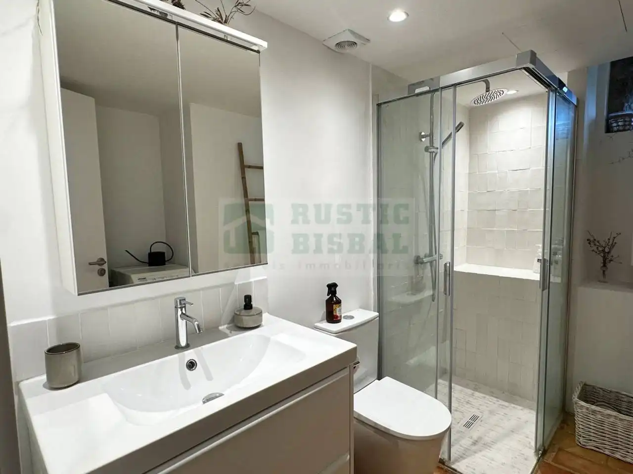 Badezimmer von Country house zur Miete in Foixà mit Klimaanlage, Heizung und Möbliert