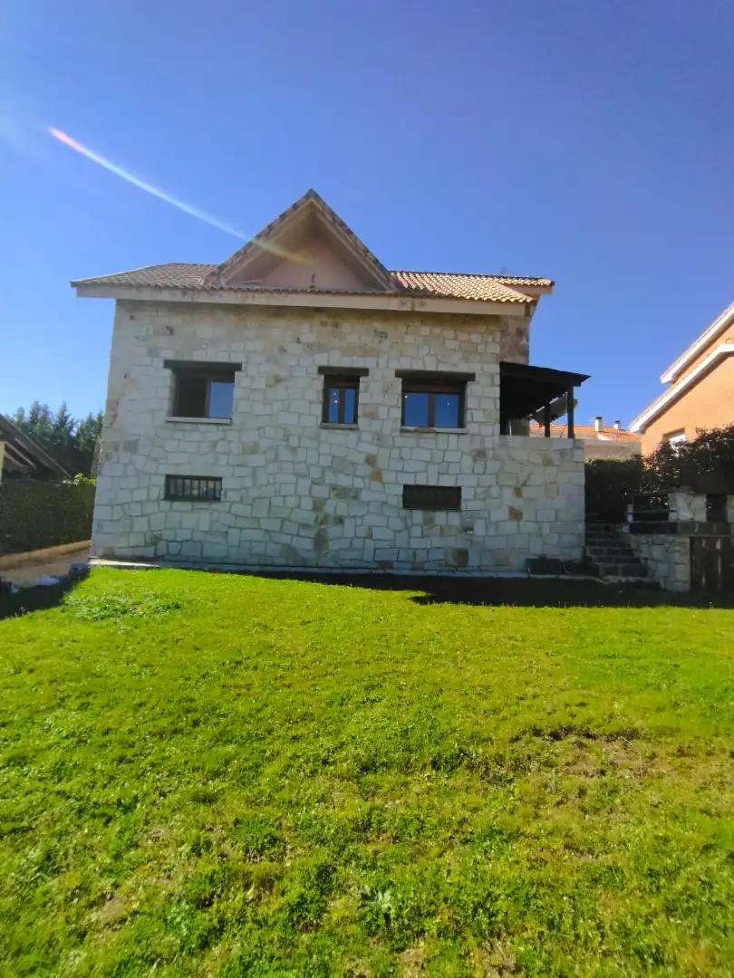 Vista exterior de Casa o xalet en venda en Guadalix de la Sierra amb Jardí privat, Terrassa i Traster