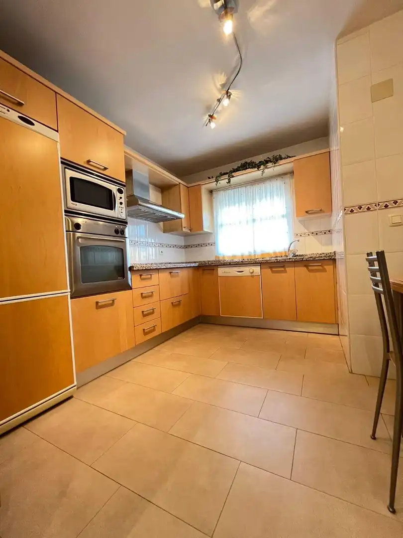 Cuina de Pis de lloguer en Málaga amb Aire condicionat, Jardí privat i Terrassa