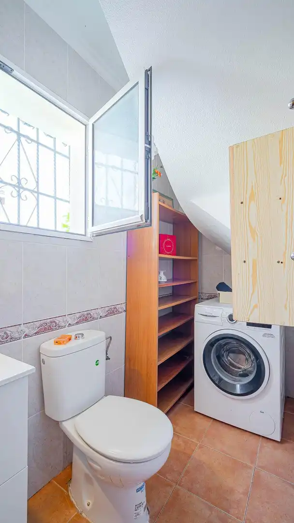 Baño de Casa adosada en venta en Orihuela con Aire acondicionado, Calefacción y Jardín privado