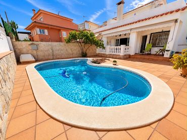 Adossat amb piscina en venda a Mas d'En Serra - Els Cards