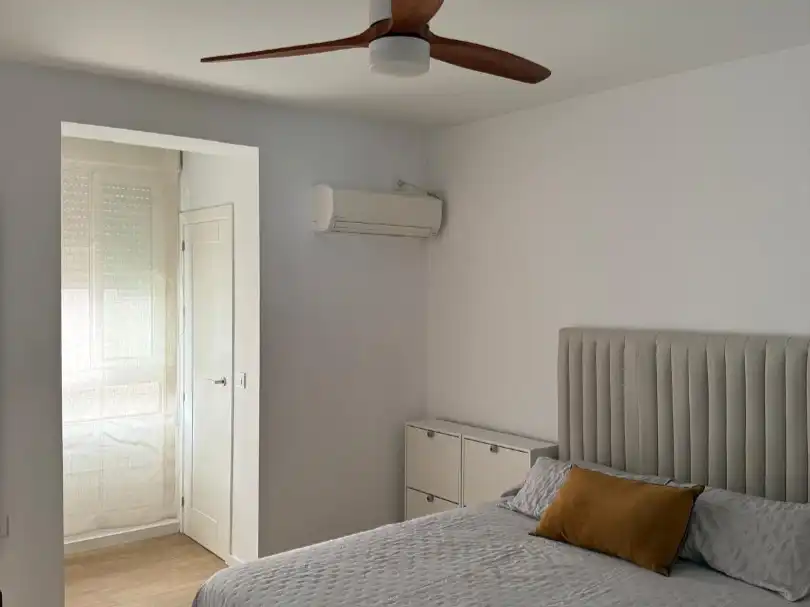 Schlafzimmer von Wohnung zum Verkauf in  Sevilla Capital mit Klimaanlage und Balkon