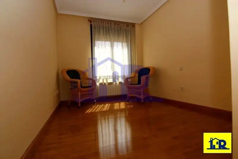 Sala d'estar de Pis en venda en Cuenca amb Calefacció, Terrassa i Traster